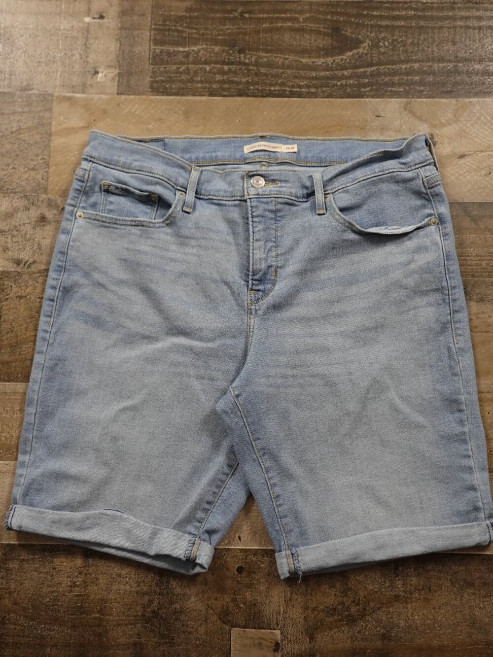 Levi’s Classic Bermuda Shorts Women’s 16W Light Wash Denim 9.5" Inseam